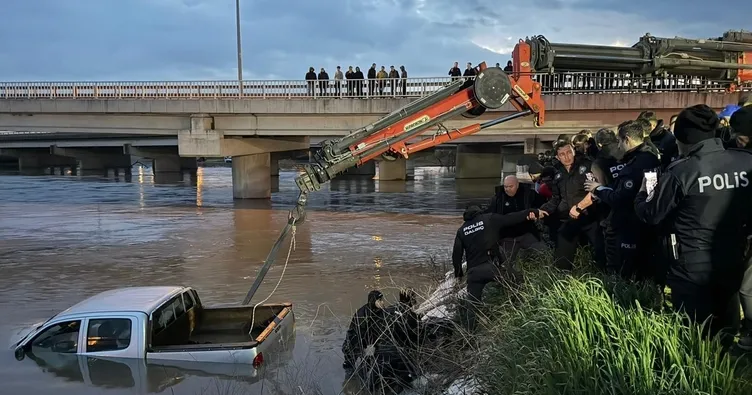 Aracıyla dereden geçerken akıntıya kapılan sürücü can verdi