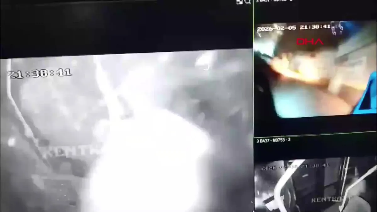 Adana’da minibüs ile otomobilin kafa kafaya çarpıştığı kaza kamerada | Video videosunu izle Adana’da minibüs ile otomobilin kafa kafaya çarpıştığı kaza kamerada | Video videosunu izle