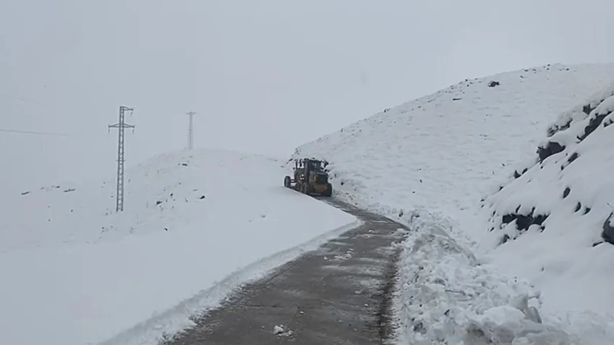 Şırnak’ta yoğun kar etkili oldu: 6 köy yolu ulaşıma açıldı! Şırnak’ta yoğun kar etkili oldu: 6 köy yolu ulaşıma açıldı!