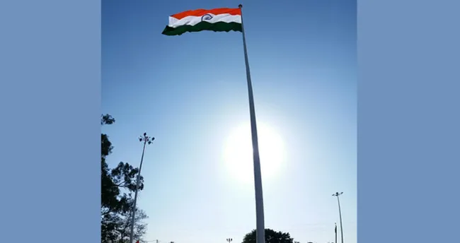 Hindistan’ın 110 metrelik bayrak direği Pakistan’da casusluk kaygısı yarattı