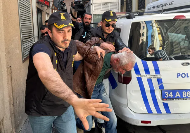chp-genel-baskani-ozgur-ozele-yumrukla-saldirmisti-dava-29-eylule-ertelendi-1756979369647.jpg CHP Genel Başkanı Özgür Özel'e yumrukla saldırmıştı: Dava 29 Eylül'e ertelendi