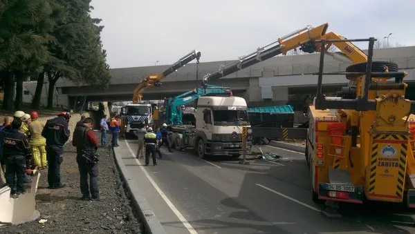 Bakırköy'de vinç üst geçide çarptı