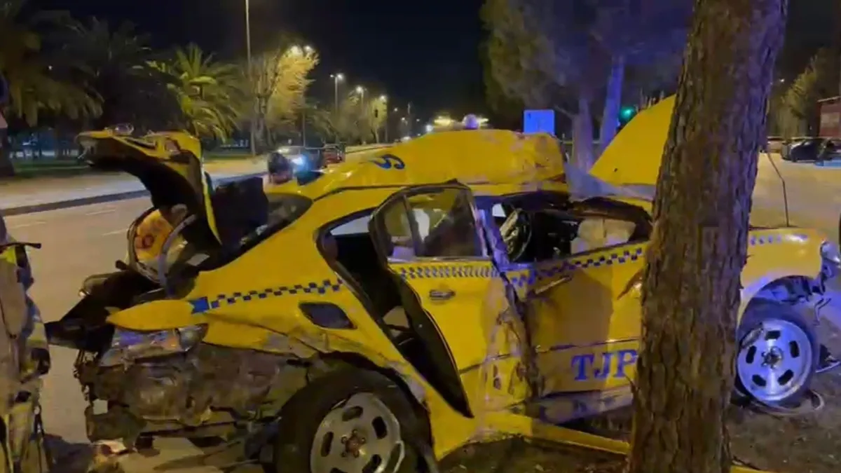 İstanbul Kartal’da makas terörü! Aynı yönde seyreden taksiye çarptı: 3 kişi yaralandı! İstanbul Kartal’da makas terörü! Aynı yönde seyreden taksiye çarptı: 3 kişi yaralandı!