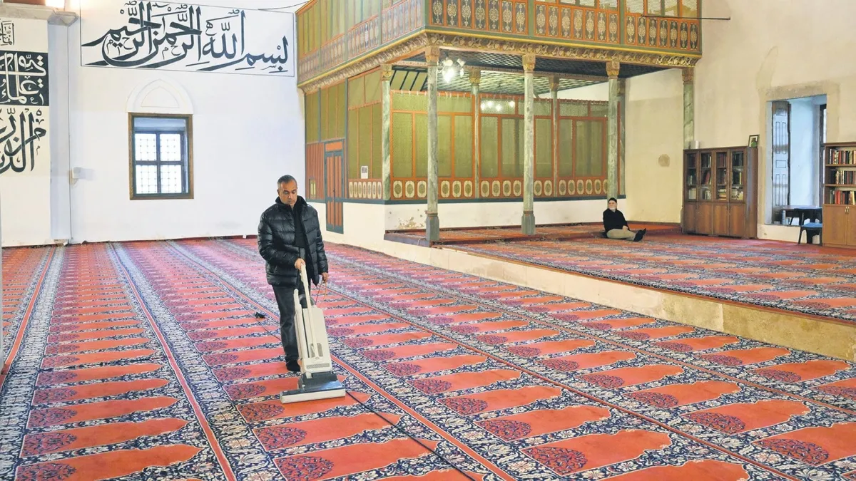 Camiler 11 ayın sultanına hazırlandı