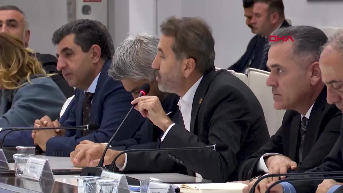 CHP’li Topal: 2 dakikada yok olan yüz yıllık kenti 2 yılda inşa etmek çok zordu, takdir ediyorum videosunu izle CHP’li Topal: 2 dakikada yok olan yüz yıllık kenti 2 yılda inşa etmek çok zordu, takdir ediyorum videosunu izle