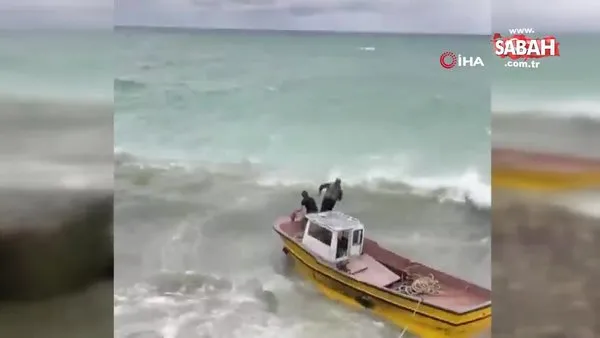 Alabora olan tekneyi kurtarmak isterken ölümle burun buruna geldiler: O anlar kamerada! | Video