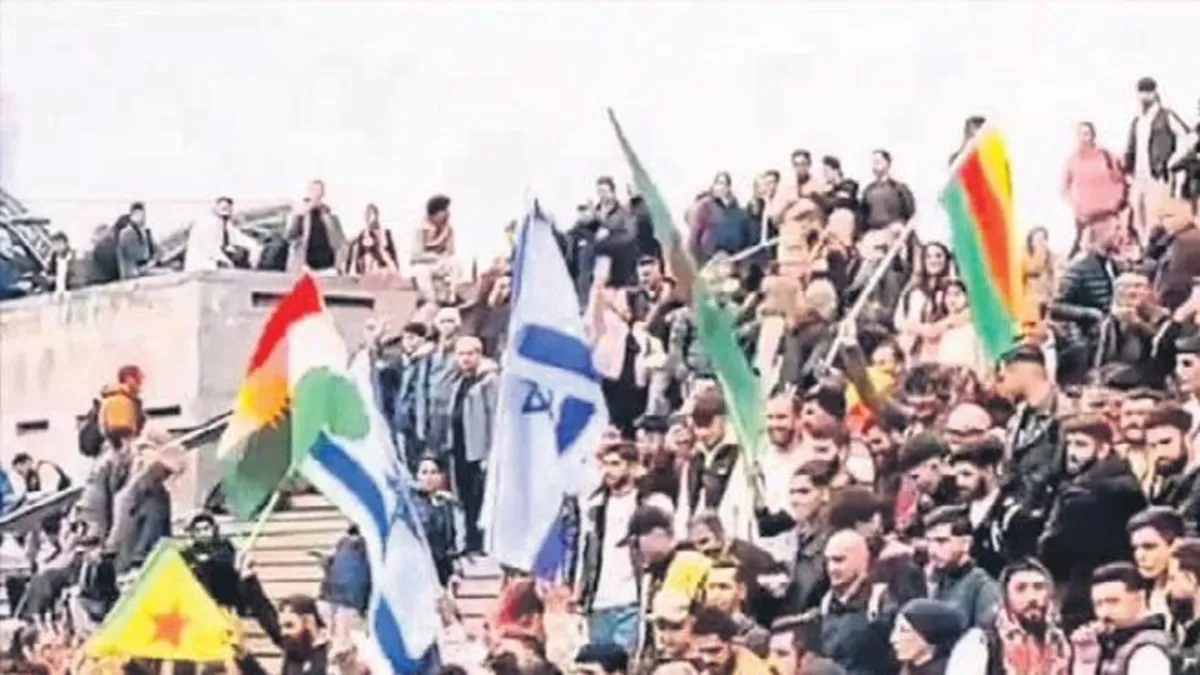 Almanya’da yeni skandal: Terör örgütü YPG ile İsrail bayrakları yan yana Almanya’da yeni skandal: Terör örgütü YPG ile İsrail bayrakları yan yana