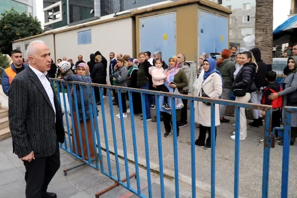 depremzede-vatandaslar-icin-baslatilan-yardim-seferberligi-giysi-market-ile-devam-ediyor-1677488341758.jpg