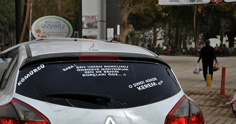 Askere giden gençten otomobil arkasında gülümseten mesaj