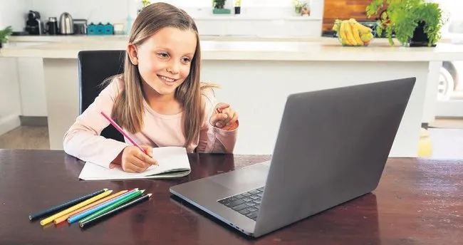 Cocuk Derse Pijamayla Degil Gunluk Kiyafetle Katilmali Son Dakika Haberler