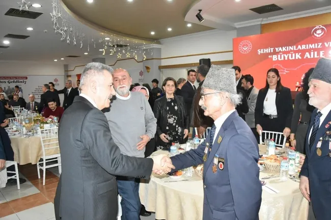 vali-elban-ramazanin-ilk-iftarinda-sehit-yakinlari-ve-gazilerle-bir-araya-geldi-1771578759000.jpg