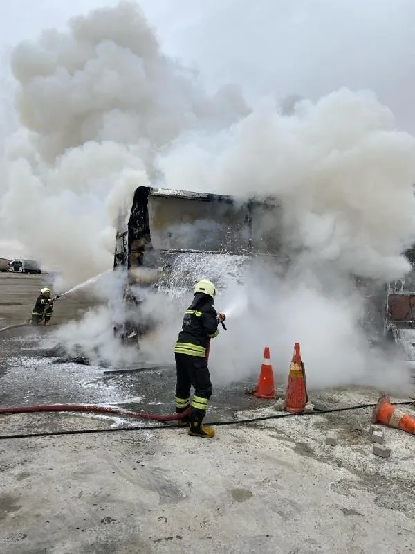 konyada-yolcu-otobusu-alev-alev-yandi-sofor-40-yolcuyu-tahliye-etti-1700468414819.jpg