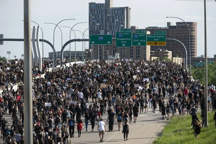 ABD'de öfke kaosa döndü| Washington'da sokağa çıkma yasağı ilan edildi! George Floyd'un öldürülmesinin ardından başlayan protestolarda son dakika gelişmeler...