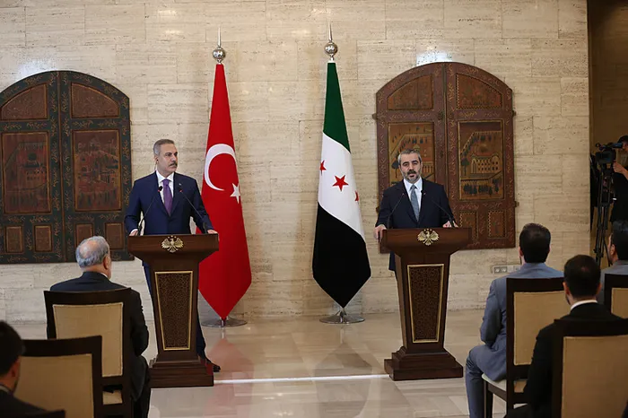 bakan-fidan-suriyede-baskan-erdogan-sami-ziyaret-edecek-1789309160047.jpg Bakan Fidan Şam'da duyurdu: Başkan Erdoğan Suriye'yi ziyaret edecek