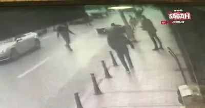 İstanbul Beyoğlu’nda koşarak yolun karşısına geçmeye çalıştı, motosikletle böyle çarpıştı | Video