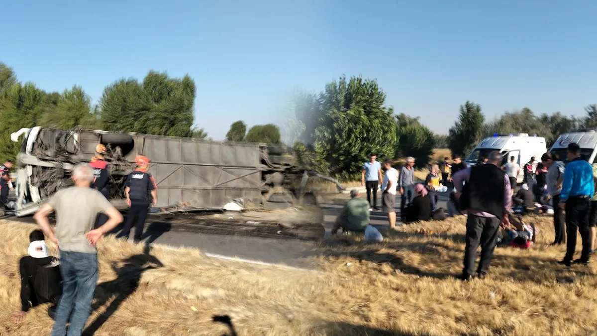 Afyonkarahisar'da korkunç kaza! Yolcu otobüsü devrildi: Yaralılar var! haber görseli