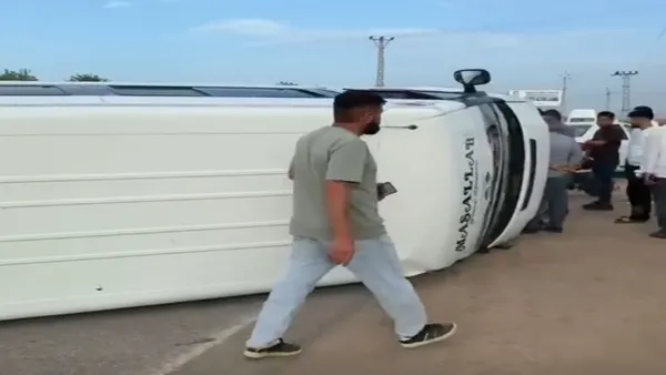 harranda-minibus-devrildi-2-kisi-yaralandi-1778776696050.jpg