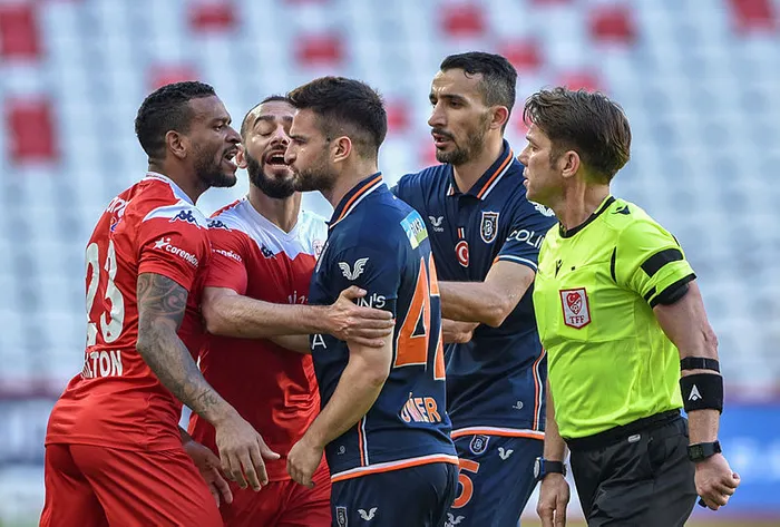 antalyaspor-basaksehir-maci-dunya-basininda-tum-zamanlarin-en-kotusu-1614514408663.jpg