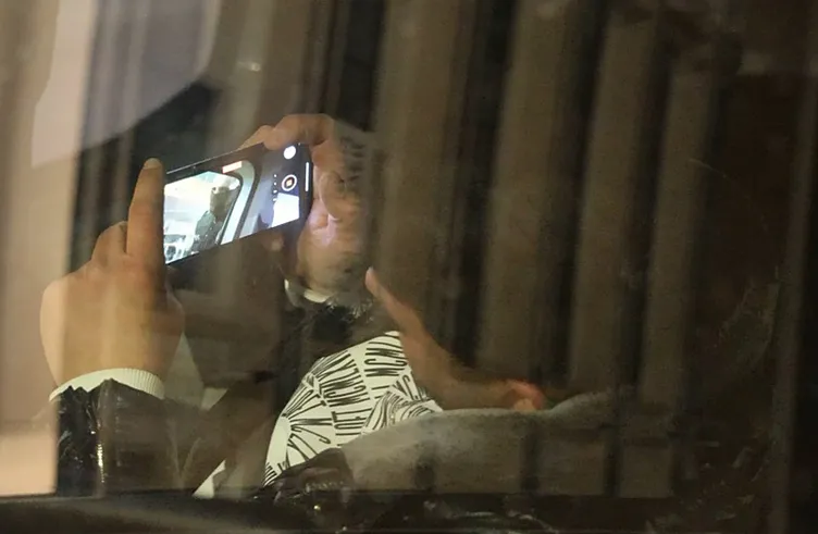 Aksaray’da ilginç anlar… Kendini araca kilitleyen şahıs polise ecel terleri döktürdü: Sen dünkü çocuk musun