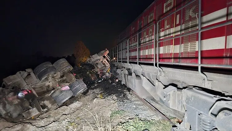 Yer Edirne! Yolcu treni kamyona çarptı! Feci kazada…