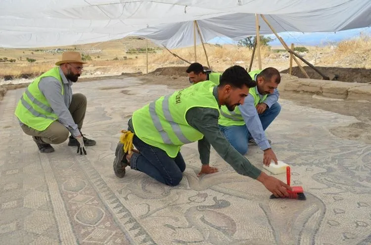 Sadece 50 cm kazdı hayatının şokunu yaşadı! Kiraz dikerken hazine buldu: 1700 yıldır oradaymış...