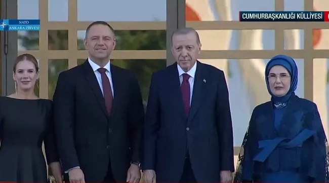 kuliiyede-tarihi-nato-resepsiyonu-erdogan-cifti-liderleri-karsiliyor-1783443252936.jpg Külliye'de tarihi NATO resepsiyonu: Erdoğan çifti liderleri karşıladı