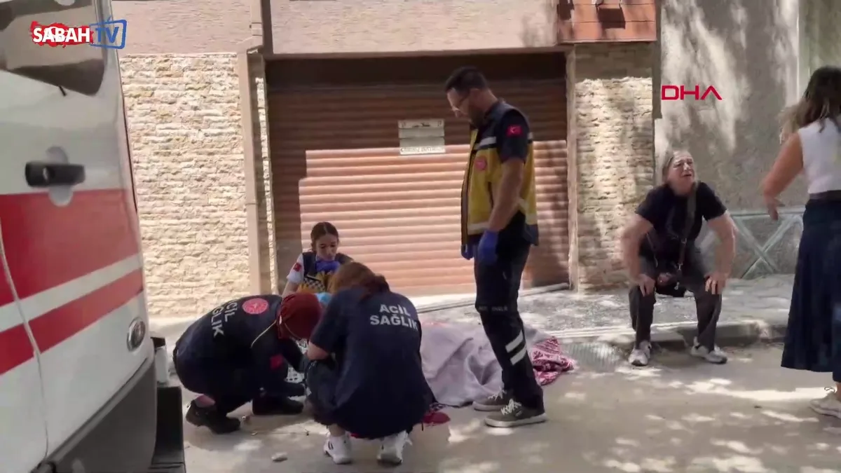 Eskişehir’de feci kaza: Pencerenin korkulukları kırıldı, üçüncü kattan düşen kadın hayatını kaybetti | Video videosunu izle Eskişehir’de feci kaza: Pencerenin korkulukları kırıldı, üçüncü kattan düşen kadın hayatını kaybetti | Video videosunu izle
