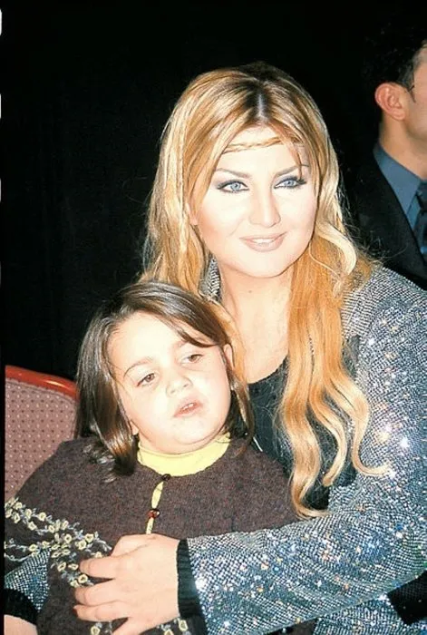 Kerem Alışık oğlu Sadri Alışık ile aynı dizideymiş...Ünlü oyuncu Kerem Alışık'ın oğlu Sadri Alışık dedesinin kopyası!