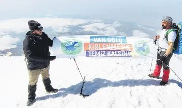 Vanlı dağcılar Ağrı Dağı’na tırmandı