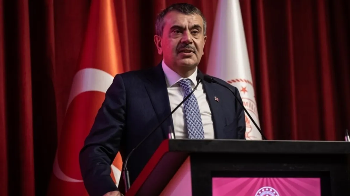 Milli Eğitim Bakanı Yusuf Tekin, öğrenci yazarları ile Geleceğin Yazarları Projesi İstanbul Fuarı'nda sohbet ederken.