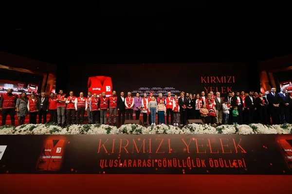 kizilay-kirmizi-yelek-odulleri-sahiplerini-buldu-1701697820717.jpg