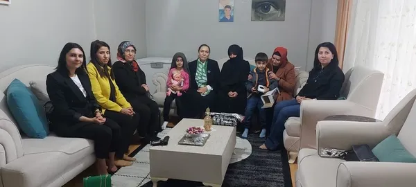 oglunu-terore-sehit-veren-anneden-iki-anneye-ziyaret-1651859368940.jpeg