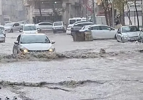 meteoroloji-uyarmisti-sanliurfada-siddetli-sel-hayati-felc-etti-1774189872447.jpg