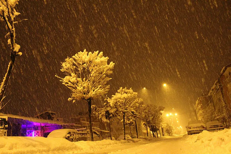 Meteoroloji'den son dakika yoğun yağış hava durumu bilgisi! Beklenen kar İstanbul'da başlıyor!