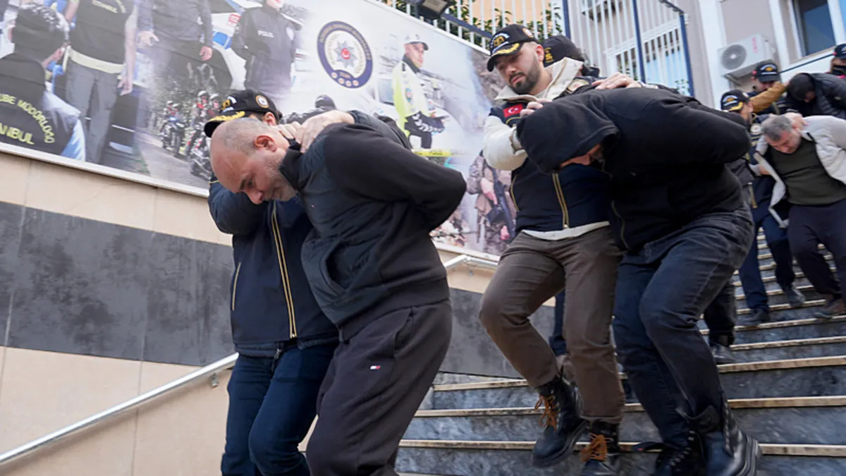 İstanbul’da otoparktaki araçlardan 30 milyon dolar çalındığı iddiasına 9 tutuklama! İstanbul’da otoparktaki araçlardan 30 milyon dolar çalındığı iddiasına 9 tutuklama!