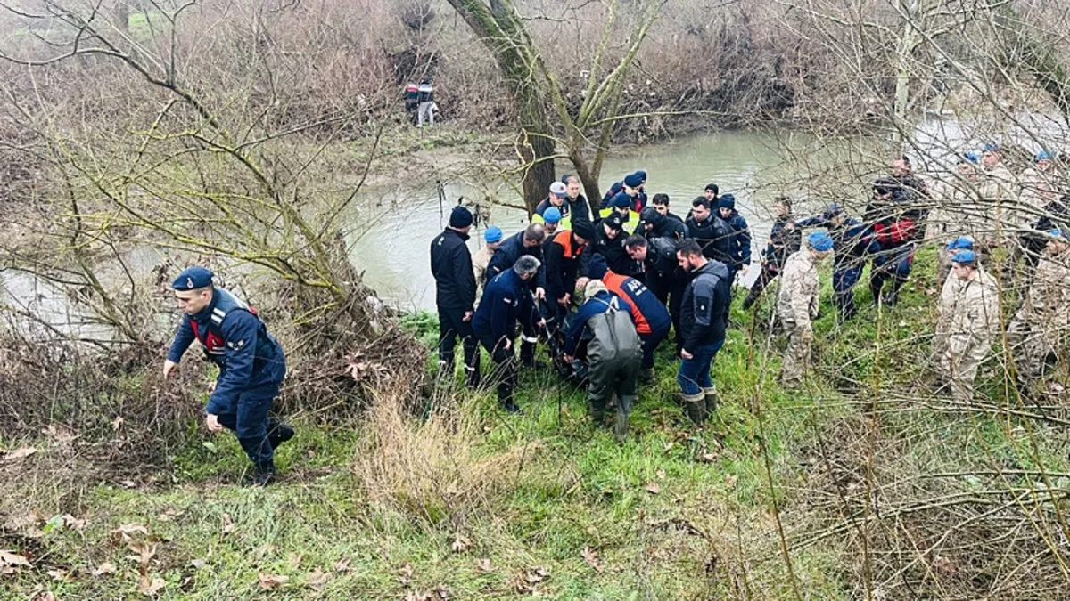 Çanakkale'de çaya uçan otomobildeki kişinin cansız bedenine ulaşıldı
