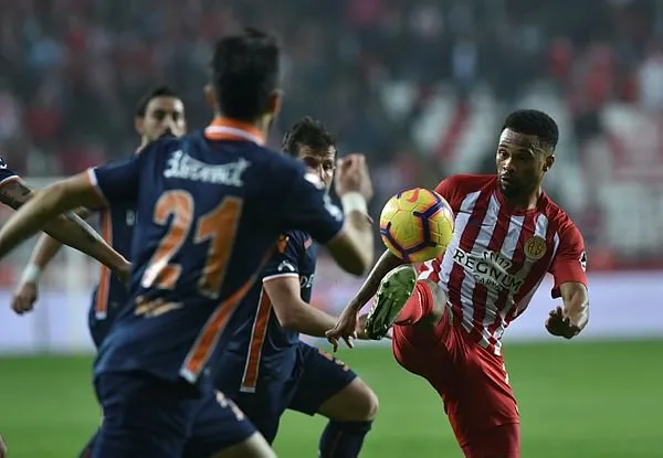 Antalyaspor - Medipol Başakşehir maçından kareler