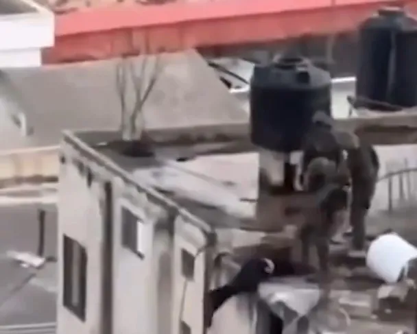 İsrail askerlerinin alçak görüntüleri! Katlettikleri Filistinlilerin naaşlarına işkence: Tekmeleyerek çatıdan attılar!
