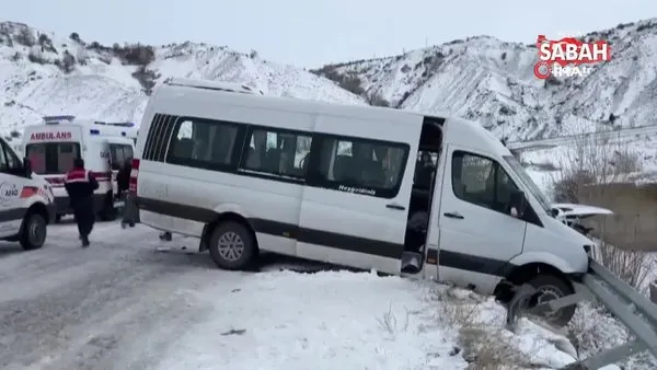Sivas'ta minibüs ile otomobil çarpıştı: Çok sayıda yaralı var | Video