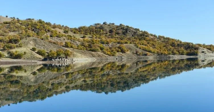 Uzunçayır Baraj Gölü’nde dağ ve ormanların sudaki yansıması görsel şölen oluşturdu