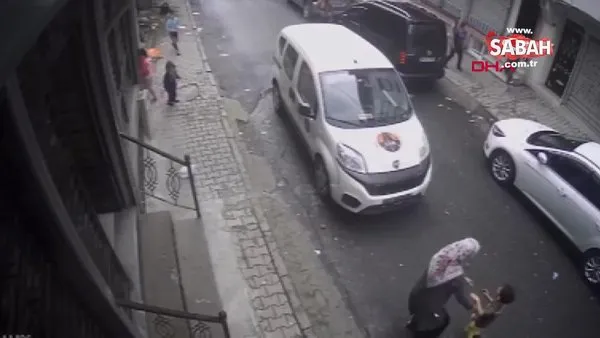 İstanbul Sultangazi'de aracın sokakta koşan çocuğa çarpma anı kamerada | Video