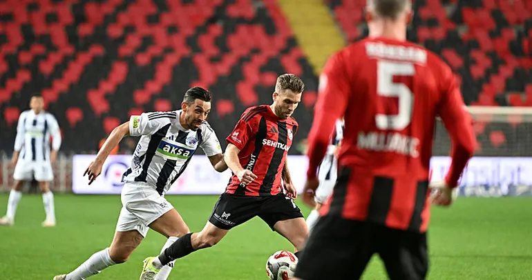 Burak Yılmaz, Emre Belözoğlu’nu üzdü!