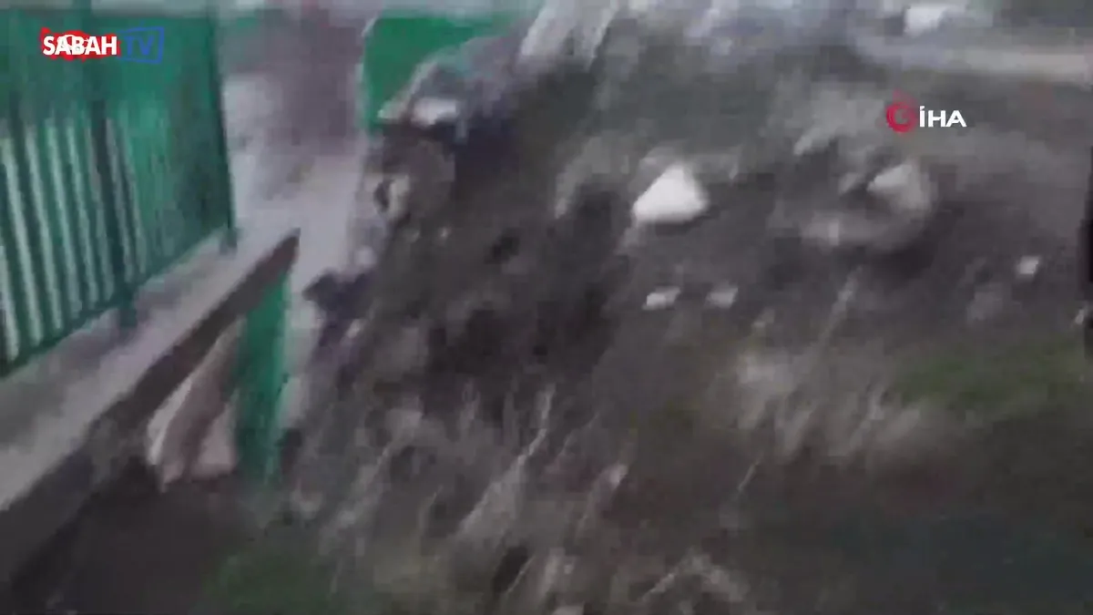 Yüksekova’da sağanak yağış nedeniyle istinat duvarı çöktü videosunu izle Yüksekova’da sağanak yağış nedeniyle istinat duvarı çöktü videosunu izle