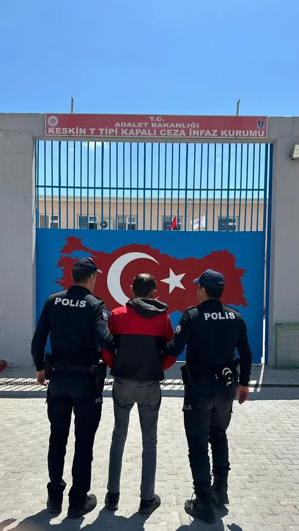 aracindan-cephanelik-gibi-uyusturucu-cikti-1777478871310.jpg