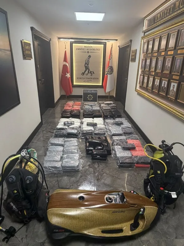 mersin-limaninda-350-kilo-kokain-operasyonunda-8-supheli-tutuklandi-1789560738623.jpg