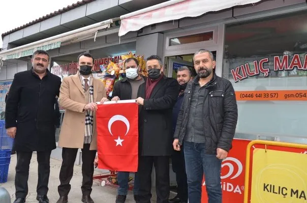 Tercan’da esnafa Türk bayrağı