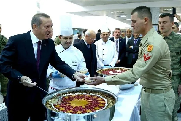 Cumhurbaşkanı Erdoğan askere aşure dağıttı