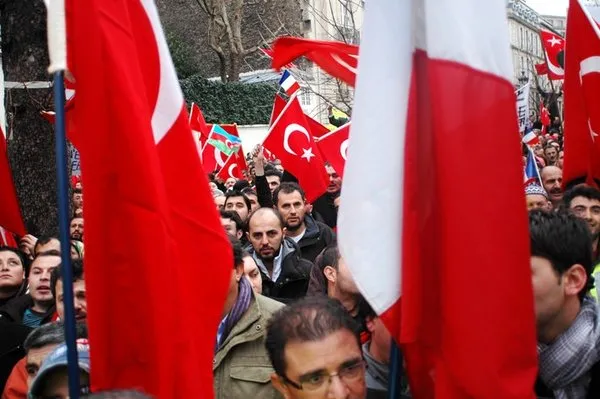 Fransa'da yer gök Ay-Yıldız