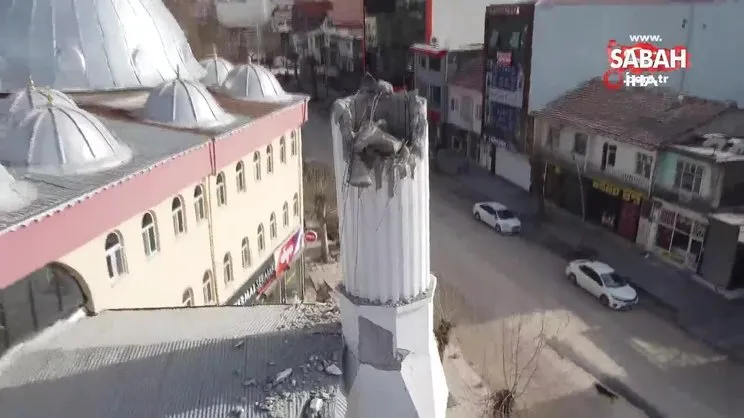 Yıkılan cami minaresi apartmanı ikiye böldü | Video