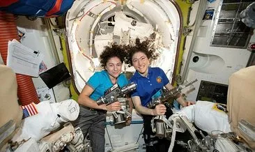Tarihte bir ilk! İki kadın astronot aynı anda uzay yürüyüşü yaptı!